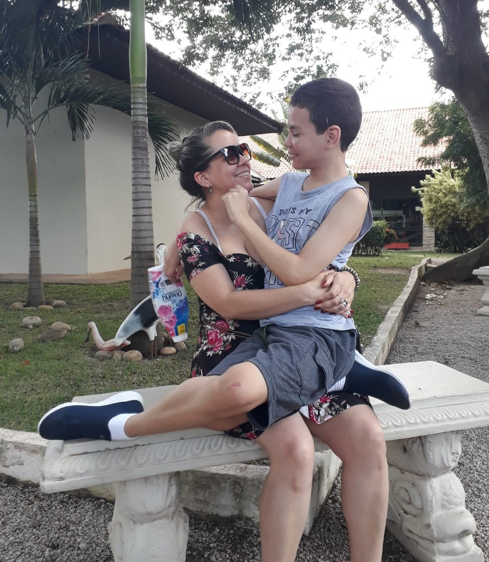 Solanyara cultiva cannabis em casa para fazer medicamento para o filho — Foto: Solanyara Nogueira/Arquivo pessoal