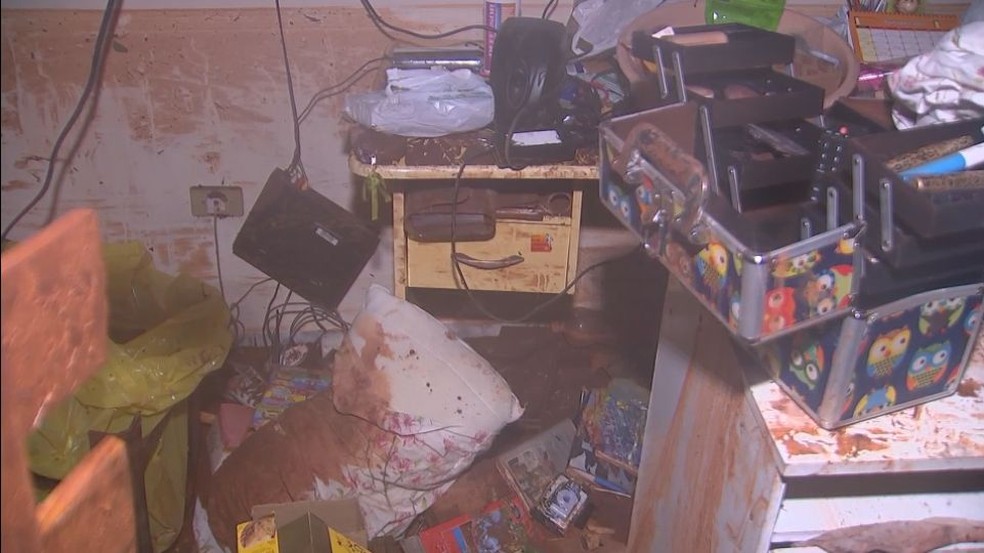 Moradores contabilizam o prejuízo após a tempestade em Ourinhos (Foto: Reprodução/ TV TEM )