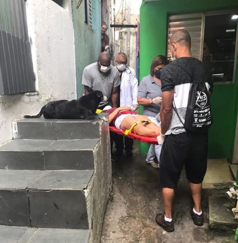 Mulher com sintomas de Covid-19 sendo socorrida em Paraisópolis, na Zona Sul de São Paulo — Foto: Reprodução/Redes sociais