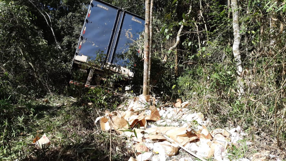 Caminhão carregado com açúcar perde freio e cai em barranco em rodovia de São Roque (SP) — Foto: São Roque Notícias/Divulgação