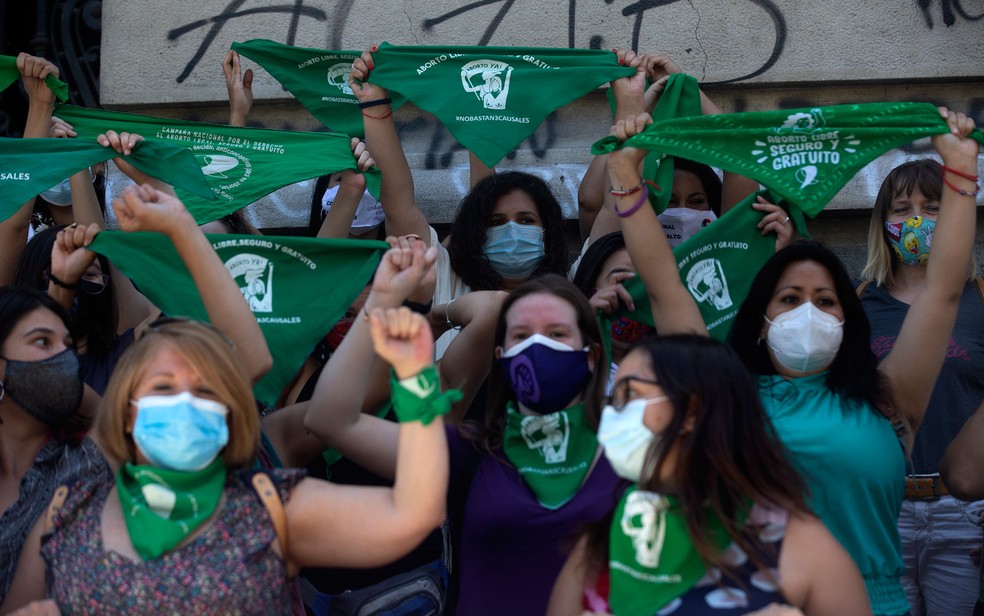 Ativistas a favor do aborto agitam lenços verdes durante manifestação em Santiago, no Chile, na quarta-feira (13) — Foto: Claudio Reyes/AFP