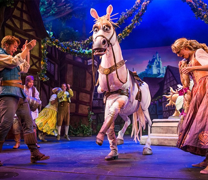 Famílias se divertem juntas nos espetáculos no melhor estilo Broadway da Disney nos cruzeiros (Foto: Disney Cruise Line)
