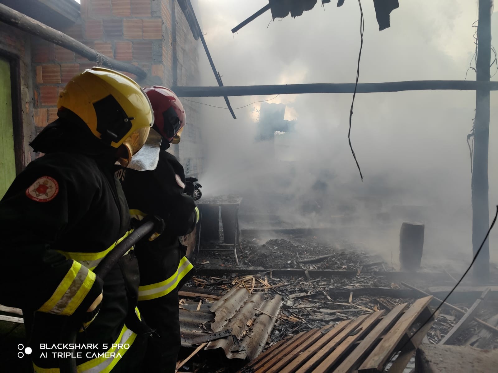 Galpão de casa pega fogo e vizinhos usam água de córrego para tentar apagar