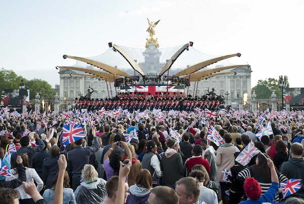 A apresentação de Robbie Wiliams em frente ao Palácio de Buckingham em 2012 (Foto: Getty Images)