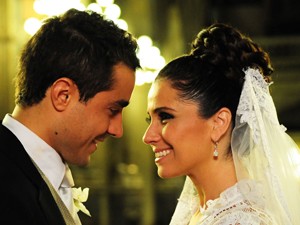 Claudia e Vicente se casaram na igreja (Aquele Beijo/TV Globo)