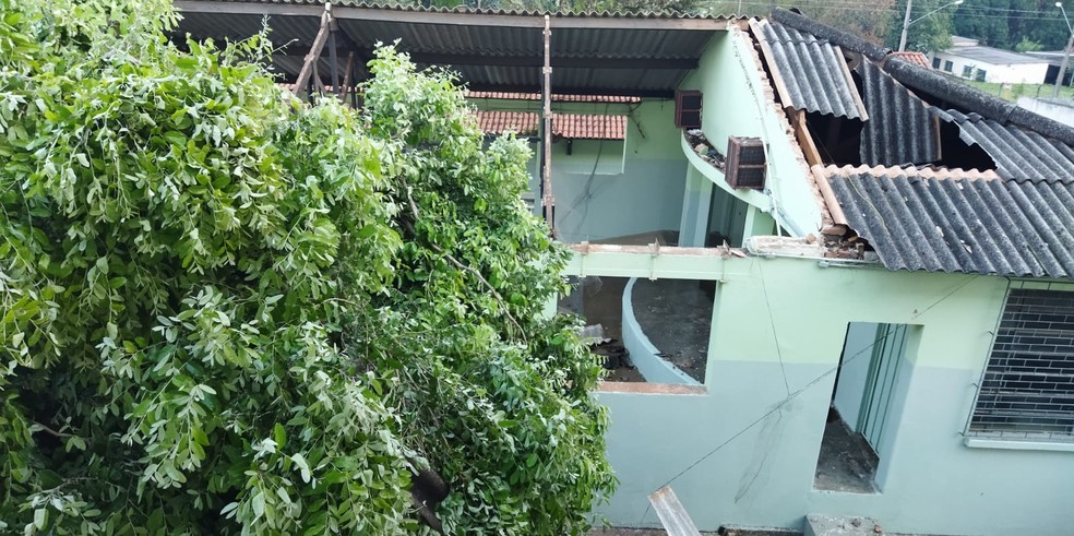 Chuva acompanhada de fortes ventos destelhou casas, escola e prédio público — Foto: Defesa Civil