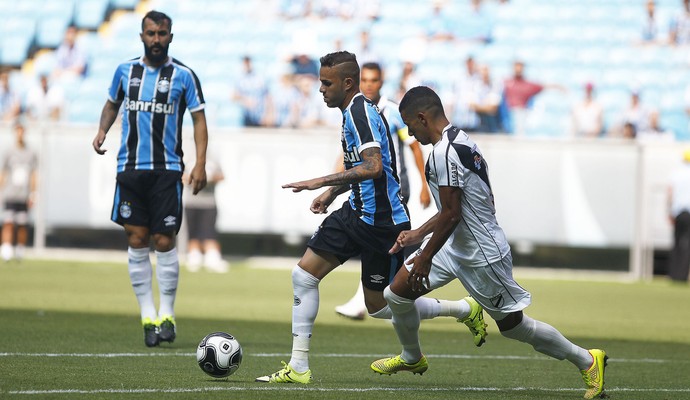 Roger aprova volume do Grêmio, mas admite preocupação com a defesa