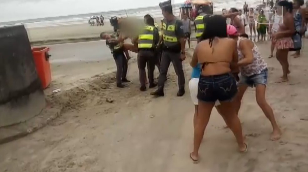Mesmo imobilizada, mulher deu socos no rosto de uma policial â€” Foto: ReproduÃ§Ã£o