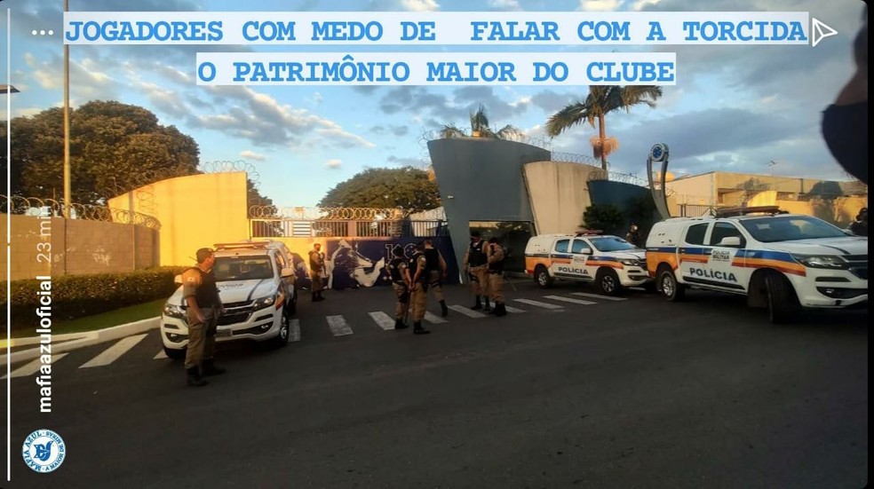 Organizada do Cruzeiro vai à porta da Toca da Raposa — Foto: Divulgação
