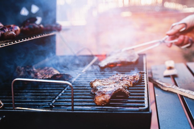 Close up of beef steaks cooking on grill in backyard barbecue (Foto: Getty Images)