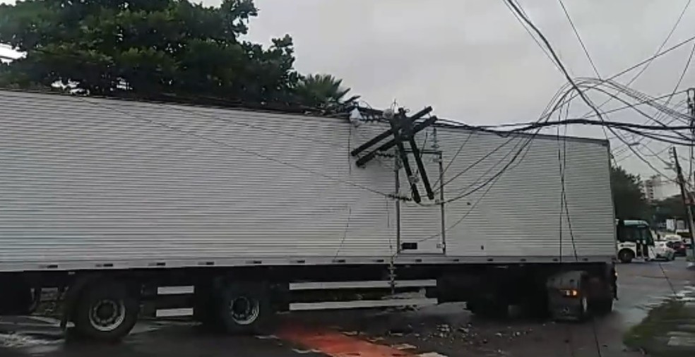 Caminha derruba postes e arrasta fiação no Benfica, em Fortaleza — Foto: TV Verdes Mares/Reprodução