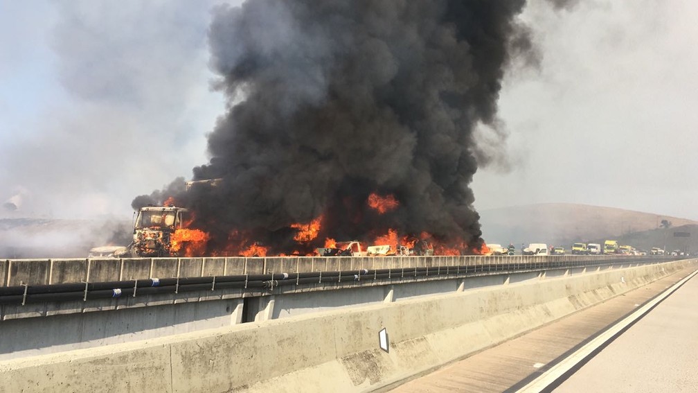 Acidente provoca incêndio em veículos e interdita Carvalho Pinto em Jacareí (Foto: Divulgação/ Corpo de Bombeiros)