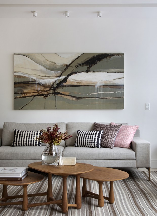 Destaque no décor, a tela sobre o sofá Way Design vem da Almacén Galeria (Foto: Produção Aldi Flosi | Fotos Denilson Machado/MCA Estúdio/Divulgação)