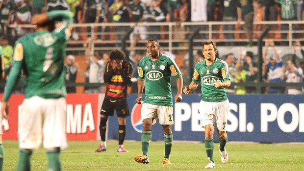 Obina comemora gol contra o sport (Foto: Marcos Ribolli / Globoesporte.com)