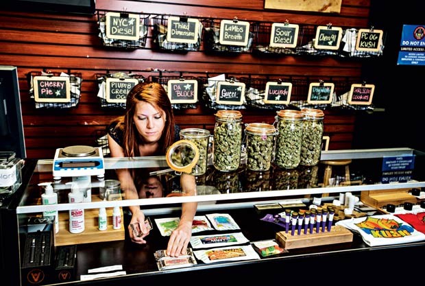 Jasmine Maimone em loja que vende a erva (Foto: Matt Nager)