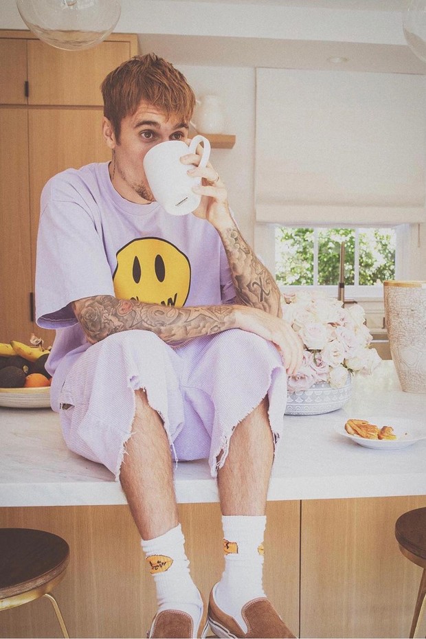 Justin Bieber combina look lilás (Foto: Reprodução/Instagram)