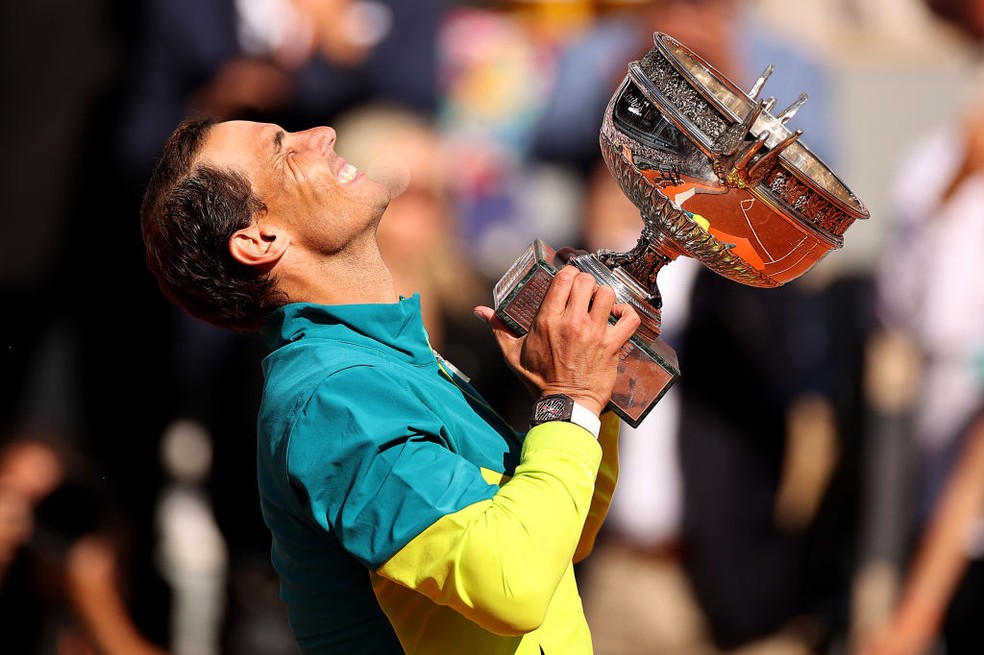 Rafael Nadal levanta o 14º troféu em Roland Garros ao vencer Casper Ruud em três sets — Foto: Ryan Pierse/Getty Images