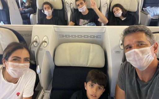 Marcio Garcia faz selfie com a família em avião: "Paris, aí vamos nós"