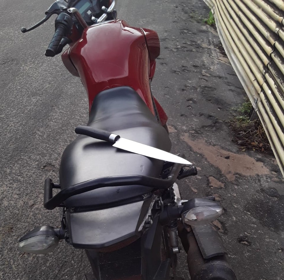 Motocicleta e faca utilizadas pelo suspeito  — Foto: Divulgação /PM