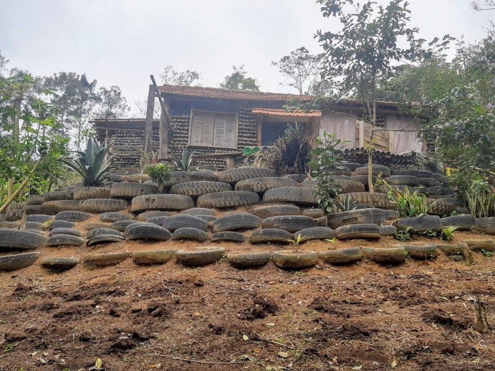'Casa de litro' fica localizada na zona rural de Itaóca — Foto: Ivan Edson