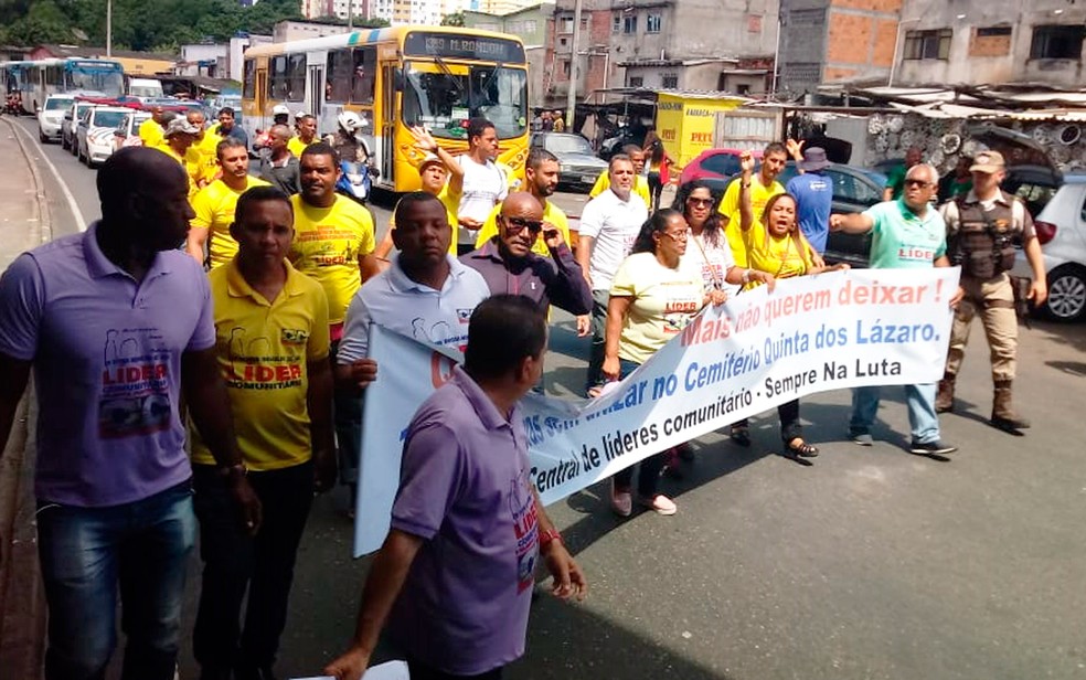 Grupo protestou contra falta de vagas em cemitÃ©rios de Salvador (Foto: Vanderson Nascimento/TV Bahia)