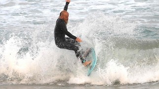 Blake Johnston surfa enquanto se prepara para quebrar o recorde mundial da sessão mais longa em Cronulla Beach, em Sydney, em 16 de março de 2023 — Foto: Saeed Khan / AFP