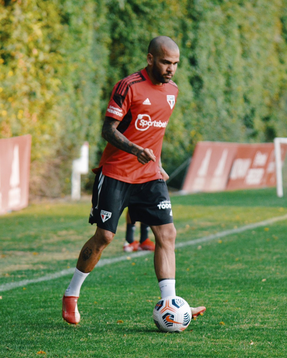Daniel Alves em treino do São Paulo após ganhar ouro olímpico — Foto: Fellipe Lucena / saopaulofc
