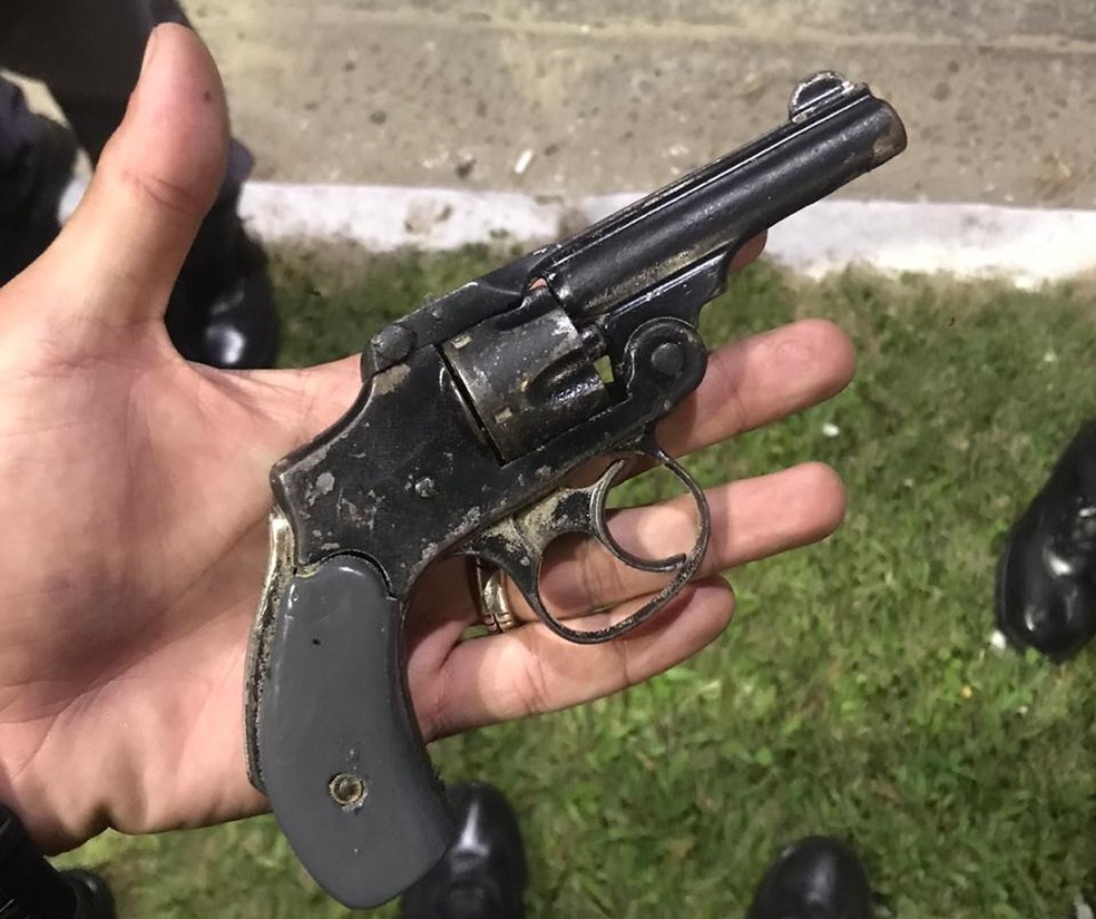 Arma foi apreendida após suspeito tentar enterrá-la na arreia da praia em Praia Grande (SP) — Foto: Divulgação/Polícia Militar