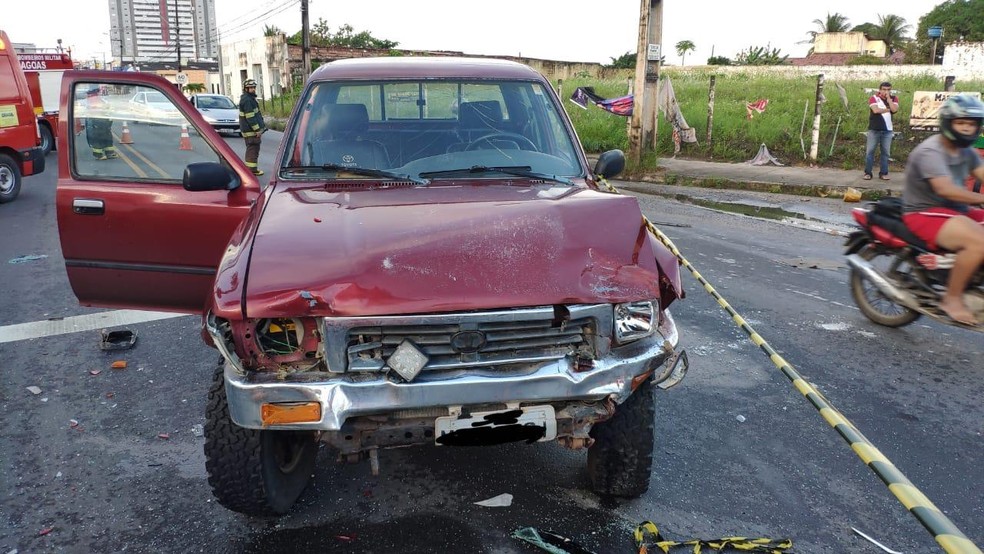 Veículo colidiu com outro carro no cruzamento do Ecopark, em Maceió — Foto: Divulgação/Corpo de Bombeiros de Alagoas 