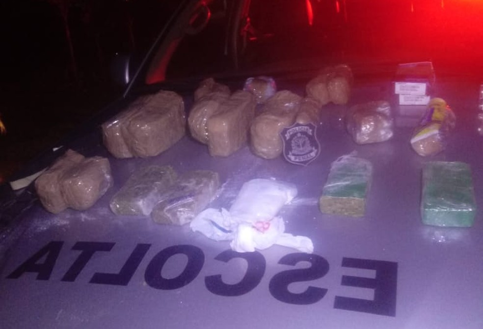 Agentes apreendem drogas e eletr&ocirc;nicos na &aacute;rea externa de CPP em Campinas &mdash; Foto: Secretaria da Administra&ccedil;&atilde;o Penitenci&aacute;ria/Acervo