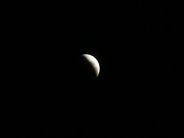 Eclipse total da super lua foi visto neste domingo das Américas ao Oriente Médio (Foto: Marcos Serra Lima/Ego)