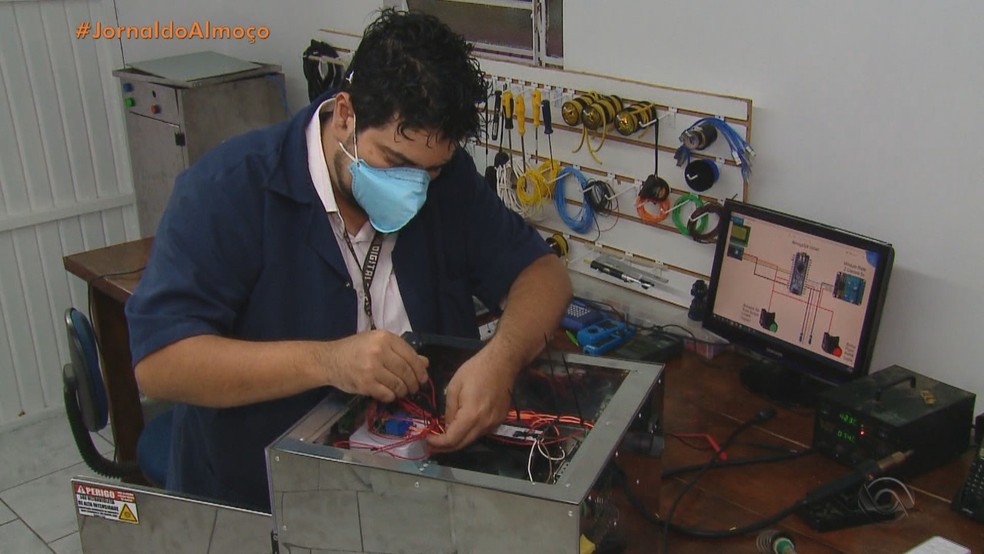 Daniel construiu protótipo mais barato e usando a luz ultravioleta para sanitizar peças — Foto: Reprodução/RBS TV