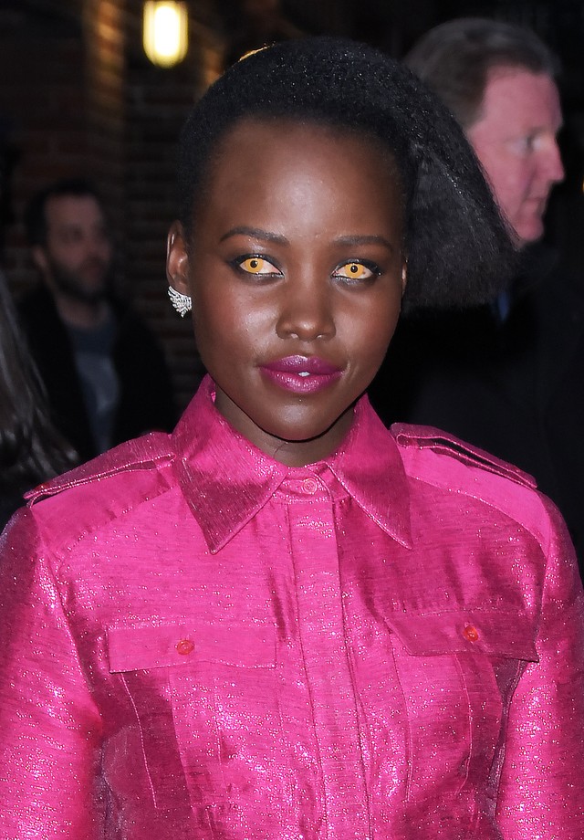 Lupita Nyong'o de lentes amarelas (Foto: Getty Images)