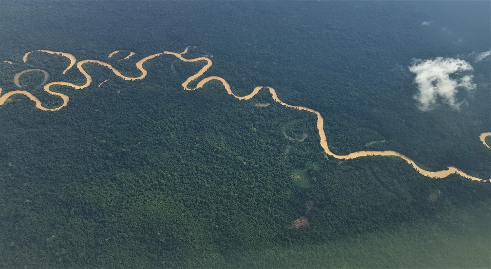 Água do rio se assemelha a lama devido a exploração de garimpo na Terra Yanomami — Foto: Valéria Oliveira/g1