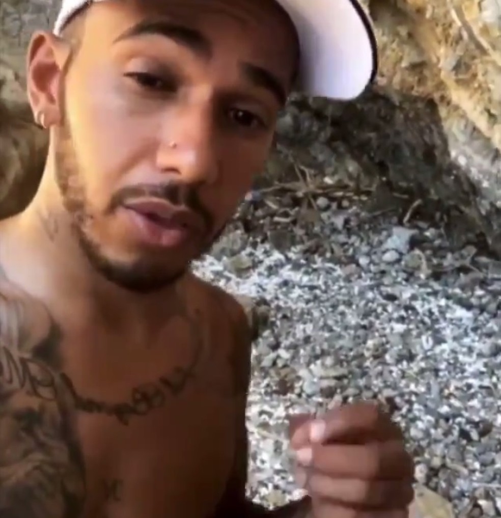 De férias, Lewis Hamilton anda no meio do lixo e recolhe ...