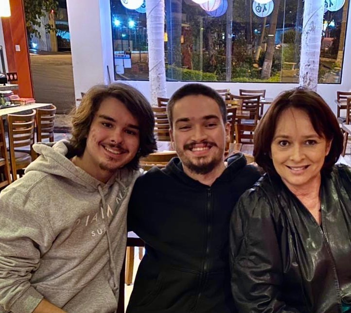 Myrian Rios ao lado dos filhos, Pedro e Edmar (Foto: Reprodução / Instagram)