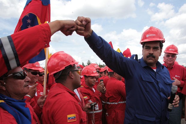 O presidente interino da Venezuela, Nicolás Maduro, candidato governista à presidência, faz campanha entre funcionárias da PDVSA, estatal venezuelana de petróleo, em 21 de março em Orinoco (Foto: AP)