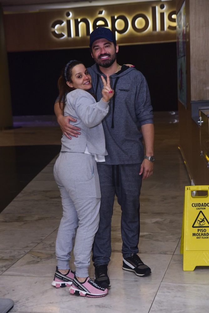 Maiara e Fernando Zor vão ao cinema (Foto: Leo Franco/AgNews)