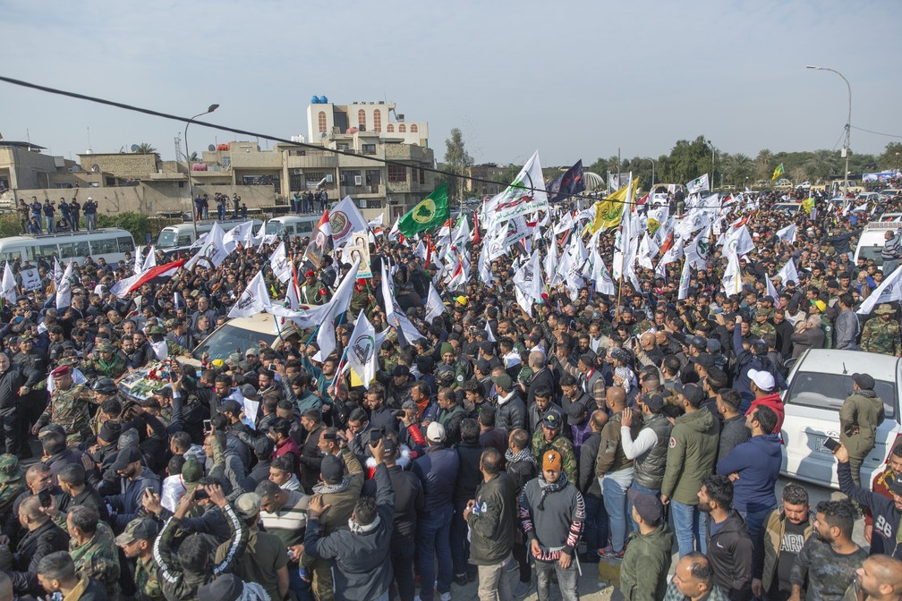 Funeral de Qassem Soleimani re&uacute;ne milhares de pessoas &mdash; Foto: Nassen Nassen/Associated Press
