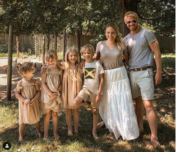 A influenciadora Emily Mitchell com o marido e os quatro filhos (Foto: Instagram)