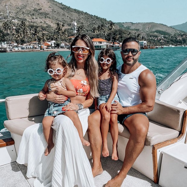 Bella Falconi aproveita dia solar em Ilhabela com a família (Foto: Reprodução/Instagram)