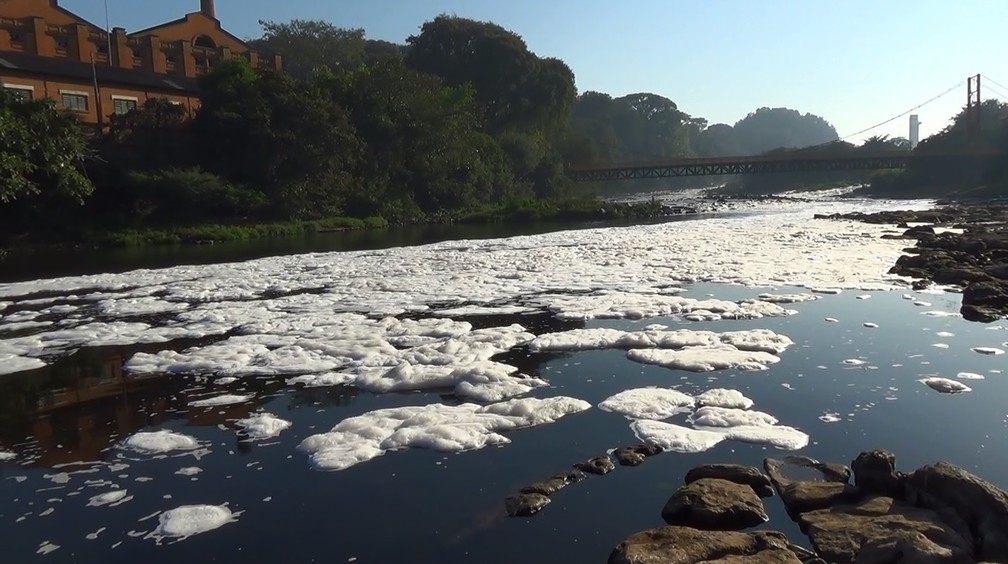 Rio Piracicaba tomado por espuma nesta terça-feira, 17 de julho (Foto: Edijan Del Santo/EPTV)