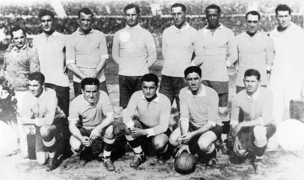 A seleção uruguaia campeã de 1930, ao derrotar a Argentina na única Copa que teve final sem times europeus — Foto: Getty Images