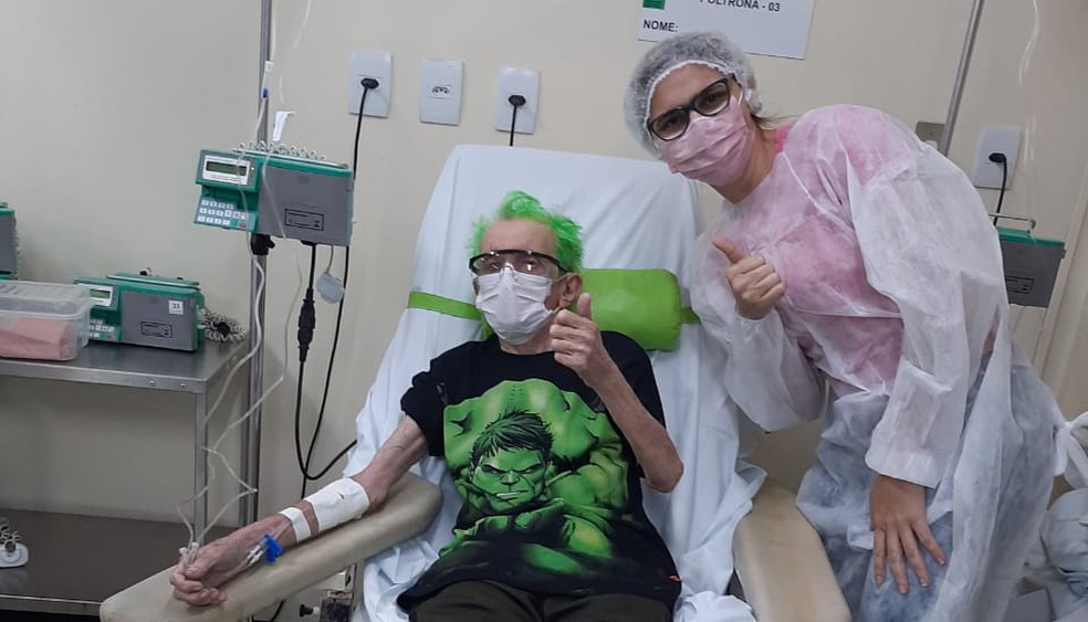 O aposentado José Teles aposta em diferentes roupas dos famosos personagens e diverte quem o vê no Hospital Universitário Walter Cantídio — Foto: Arquivo pessoal