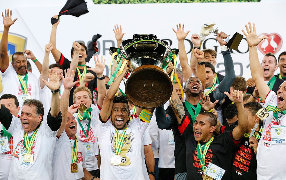 Léo Moura ergue troféu da Copa do Brasil de 2013 — Foto: Ivo Gonzalez / Agência O Globo