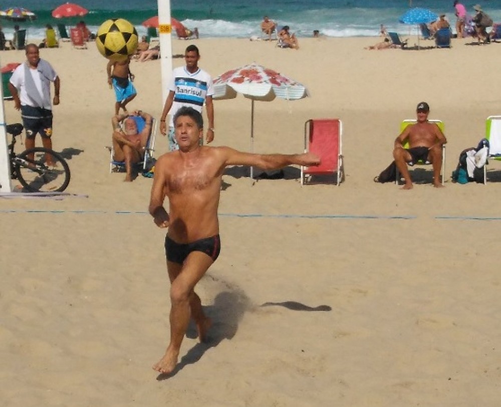 Após nova vitória do Grêmio, Renato curte praia e joga futevôlei no Rio