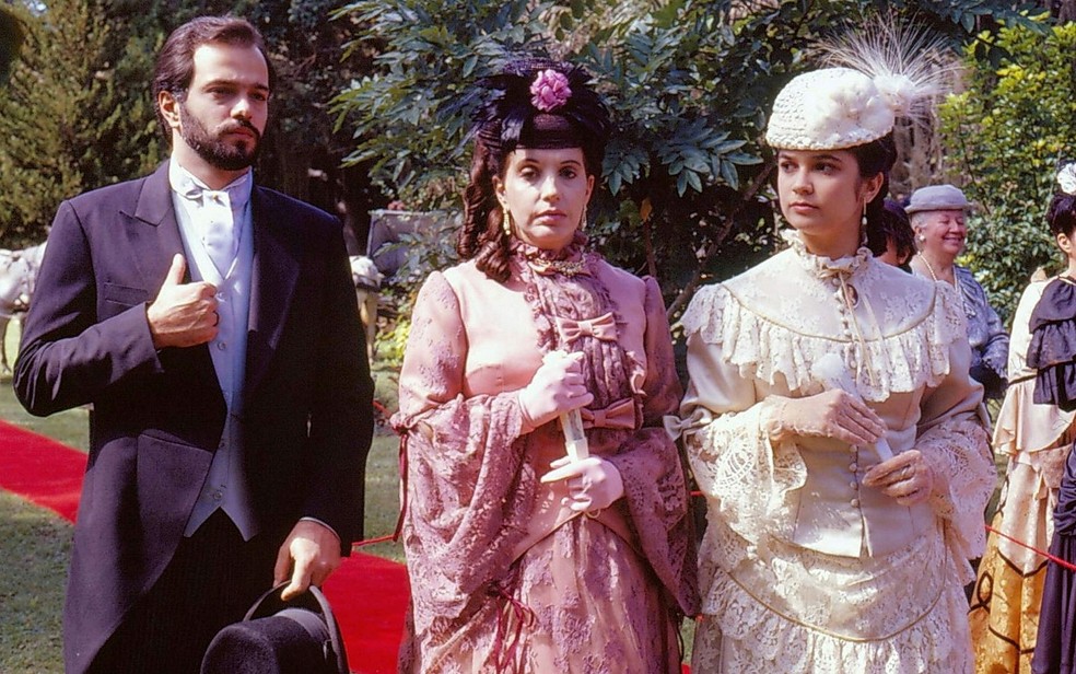 Maria Isabel de Lizandra, entre Jayme Periard e Sandra Annenberg, na novela Pacto de Sangue — Foto: Acervo TV Globo
