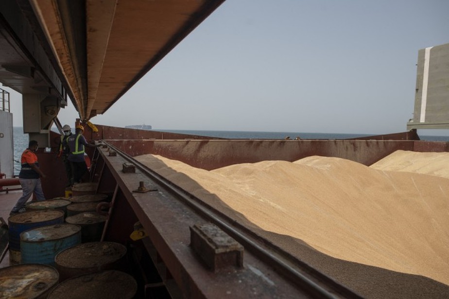 Um navio fretado pela ONU carregado com 23 mil toneladas de grãos ucranianos, destinado a milhões de pessoas famintas na Etiópia, atracou em Djibouti, em 28 de agosto de 2022