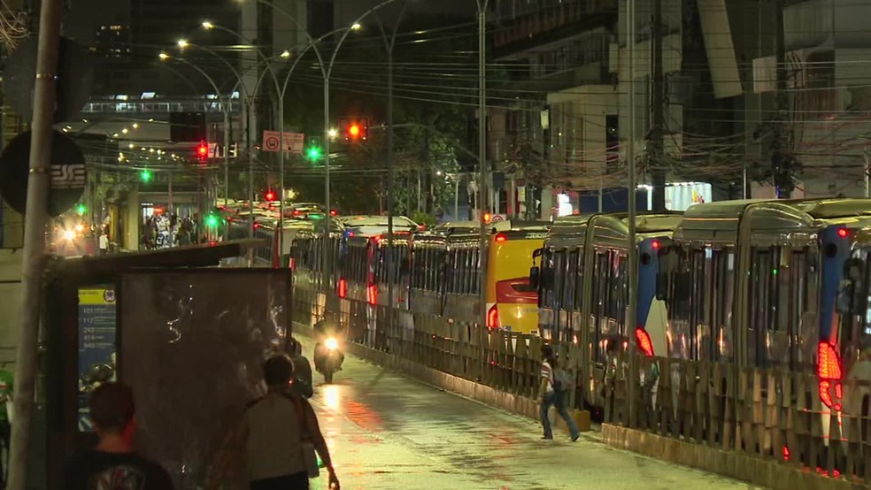 Avenida Conde da Boa Vista congestionada por conta de obras da Emlurb — Foto: Reprodução/TV Globo