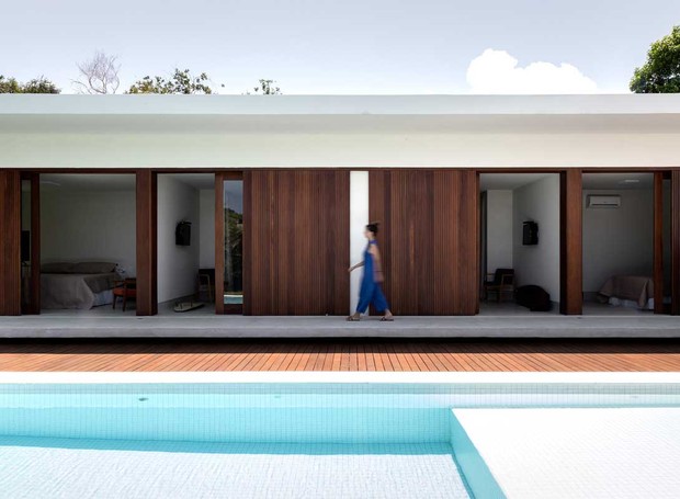 PISCINA | A piscina segue as linhas retas e simples da arquitetura da casa, que tem seu piso "descolado" do deck para dar sensação de flutuar (Foto: Gabriela Daltro / Divulgação)